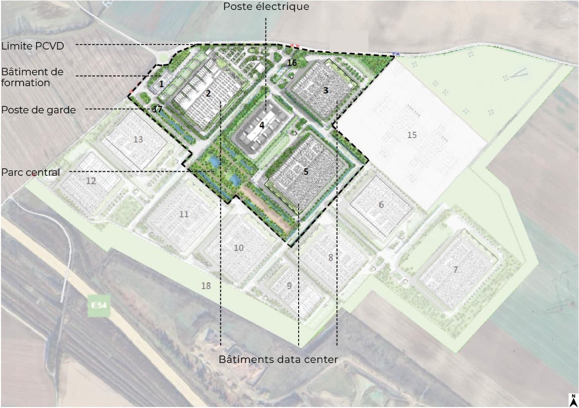 Plan masse du site indiquant l'implantation des bâtiments data center, du poste électrique, du bâtiment de formation, des postes de garde et du parc central.