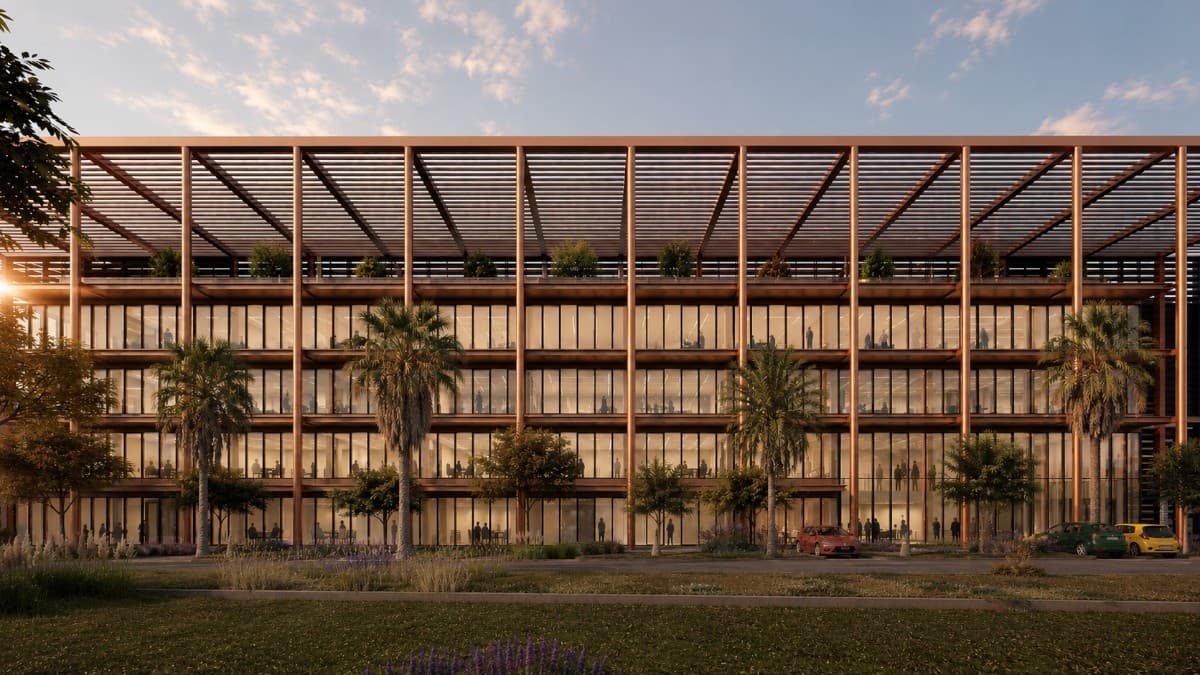 Vue en fin de journée de la façade du data center, avec écran brise-soleil en lattes de bois, palmiers, voitures garées et personnes circulant devant l'entrée vitrée.